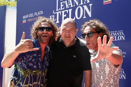 El productor Carlos Rottemberg junto a los hermanos Weinbaum, quienes ofrecen la segunda temporada de la comedia familiar Dos piratas y un tesoro en el Neptuno