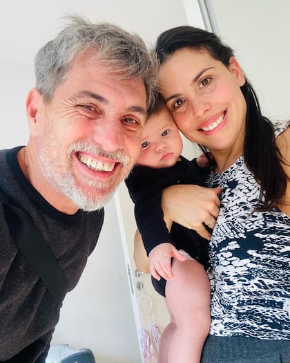 El productor con su hija Florencia y su nieta Julieta (Foto: Instagram @elchatoprada)