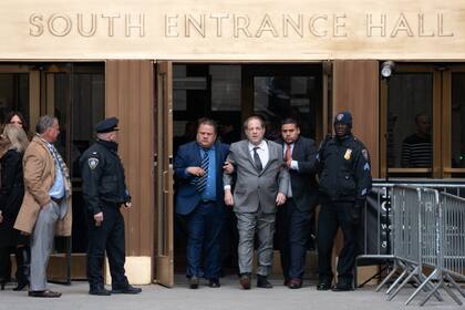 El productor de cine Harvey Weinstein sale del tribunal penal después de una audiencia de evacuación de fianza relacionada con su caso de agresión sexual el 6 de diciembre de 2019 en la ciudad de Nueva York. El productor ganador del Oscar compareció ante el tribunal en un procedimiento para evaluar su fianza como parte de las reformas que entrarán en vigor el 1 de enero en todo el estado de Nueva York. (Photo by David Dee Delgado/Getty Images)