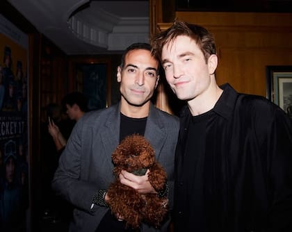 El productor de cine Mohammed Al Turki junto a su mascota y Robert Pattinson