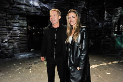 El productor de la puesta también estuvo bien acompañado: su novia Rocío Robles también fue de la partida