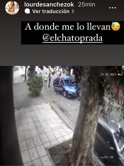 El productor de LaFlia, junto a un patrullero en el barrio de Colegiales