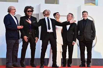 El productor español Jaume Roures, el director argentino Mariano Cohn, Antonio Banderas, Penélope Cruz, Oscar Martínez y el director Gastón Duprat, cuando llegaron a la "mostra" para presentar la película Competencia oficial