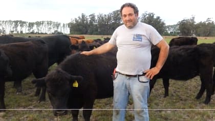 El productor ganadero Marcelo Gianoli en su campo alquilado donde tiene 240 animales en 65 hectáreas