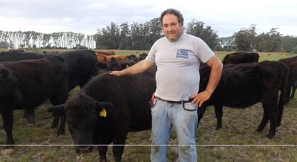El productor ganadero Marcelo Gianoli en su campo alquilado donde tiene 240 animales en 65 hectáreas