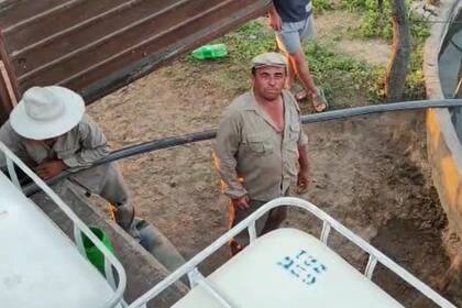 El productor José Marcelo Ramos mientras recibía la ayuda de un grupo de productores porque las vacas se le estaban muriendo de sed