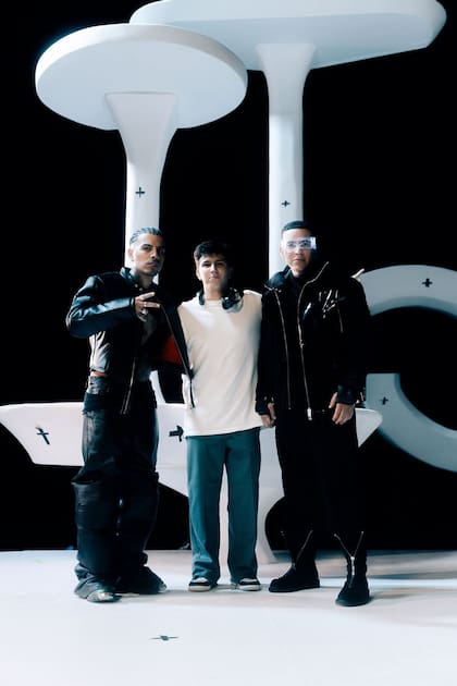 El productor junto a Rauw y Daddy Yankee