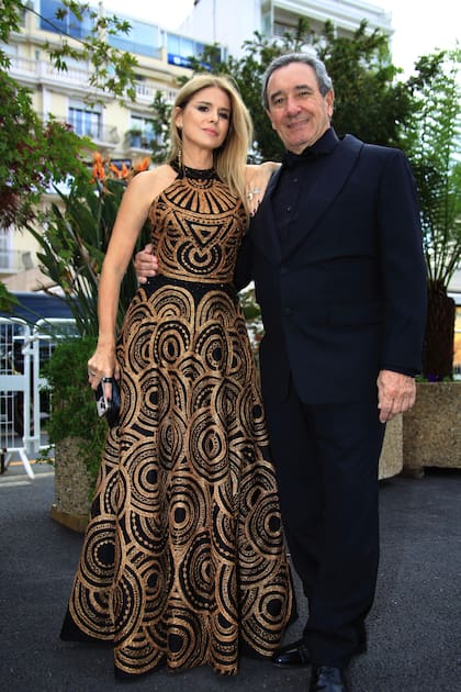 El productor Luis Alberto Scalella llegó con su pareja,
Flavia Palmiero. La actriz brilló con traje de la última
colección haute couture de Gabriel Lage, íntegramente
bordada en hilo de seda con incrustaciones de cordón
soutache en oro viejo y cristales facetados. Lo complementó
con zapatos Sylvie Geronimi y accesorios de Gabriela Capucci.