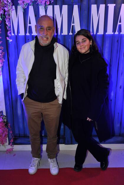 El productor Mariano Bal y su hija Delfina, cómplices en una salida teatral
