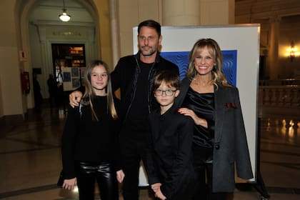 El productor Mariano Chihade junto a su esposa Mariana Fabbiani y sus hijos Matilda y Máximo
