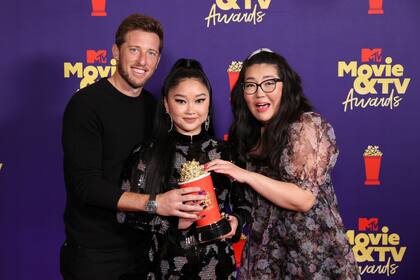 El productor Matt Kaplan, la actriz Lana Condor y la autora Jenny Han posan con el premio a la mejor película por A todos los chicos: para siempre, Lara Jean