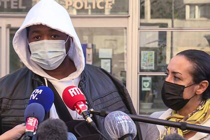 El productor Michel Zecler habla con los medios tras ser golpeado por los policías en París