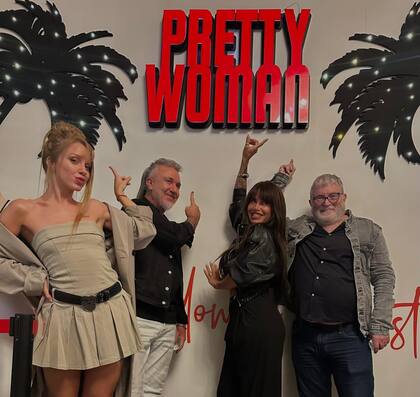 El productor Miguel Pardo (junto a su hija, Rocío), Florencia Peña y Ricky Paskhus viendo en Madrid la versión musical de Pretty Woman, el musical que en un año se estrenará en la cartelera porteña