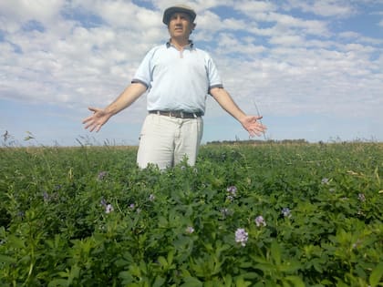 El productor Pierre Courreges en su establecimiento El Clarinete