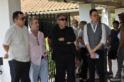 El productor teatral y secretario de Cultura de la Nación Leonardo Cifelli, Alejandro Veroutis y Marcelo Polino antes de la ceremonia religiosa en la capilla