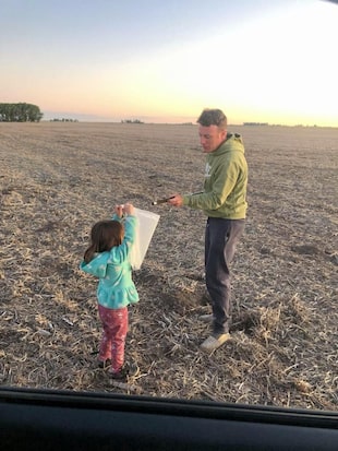 El productor toma la muestra del suelo