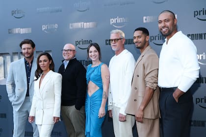El productor y showrunner Derek Haas (tercero, de izquierda a derecha), junto a los actores Jensen Ackles, Jessica Camacho, Violett Beane, Eric Dane, Elliot Knight y Uli Latukefu, en la premiere de la serie dramática de Prime Video Countdown, en Los Ángeles