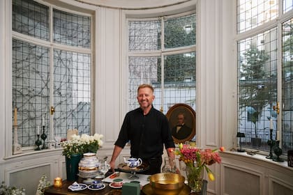 El profesional en su casa, todo listo para hablar de lo que lo apasiona.
