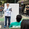 ¿Quién es el filósofo que dio la primera clase pública frente al departamento de Manuel Adorni en Caballito?