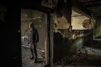 El profesor de lengua rusa Zaynaddin Dubanaev observa su escuela incendiada en Ak-Sai, Kirguistán, después de un breve pero sangriento conflicto fronterizo entre Kirguistán y Tayikistán