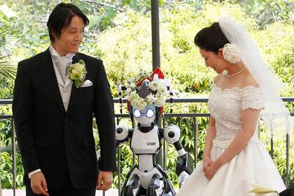 El profesor de robótica Tomohiro Shibata y la novia, Satoko Inoue, durante la ceremonia que celebró I-Fairy