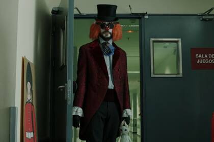 En el quinto capítulo vemos al Profesor disfrazado como payamédico