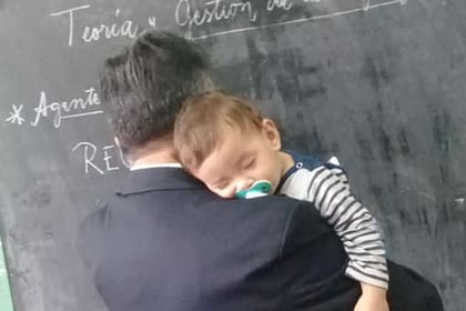 El profesor junto al bebé de un año