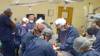 El profesor Kay y un equipo de especialistas realizan la primera operación de trasplante de mano doble en el Reino Unido en julio de 2016