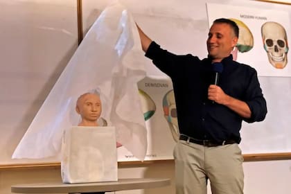 El profesor Liran Carmel, de la Universidad Hebrea de Jerusalén, presentó en 2019 un modelo impreso en 3D del rostro de un denisovano, un hominino ancestral
