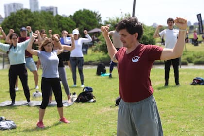 El profesor Luciano Casalla muestra las posturas de chi kung