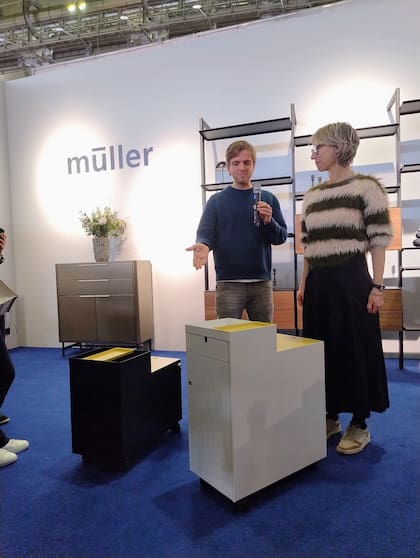 El profesor Mark Braun hizo un alto en el stand de Müller, que presentaba uno de sus diseños: una cajonera multifunción que también ofrece la posibilidad de ser un asiento ocasional.