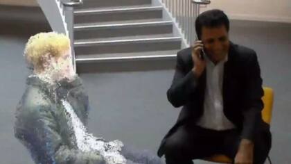 El profesor Rahim Tafazolli hizo una llamada holográfica con otro académico