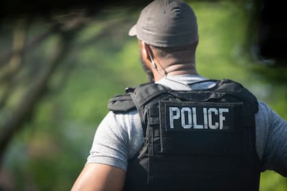 El programa 287(g) del ICE autoriza a agentes locales a tomar tareas de oficiales migratorios