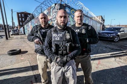 El programa 287(g) permite a los policías locales y estatales cumplir ciertas funciones reservadas generalmente a los agentes del ICE