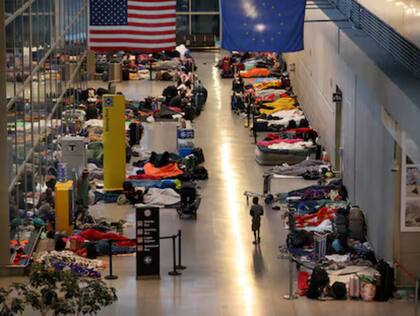 El programa asigna dinero para financiar vivienda, alimentos, ropa, atención médica, transporte y otros servicios para migrantes no ciudadanos dentro de un período de 45 días después de que son liberados de la custodia del DHS