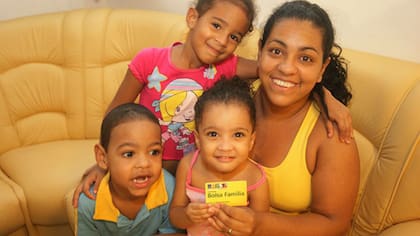 El programa Bolsa Familia tiene por objeto garantizar el derecho a la alimentación y el acceso a la educación y la salud