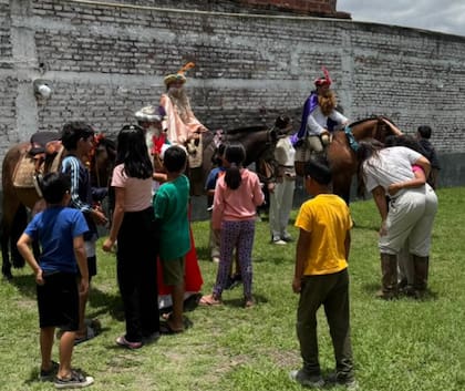 El programa “Caballos que visitan” reafirma ese propósito: acercar alivio y esperanza a quienes atraviesan situaciones de espera, vulnerabilidad o encierro.