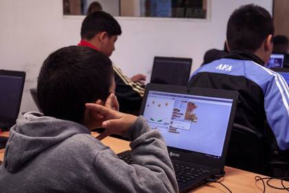 El programa capacita a personas de barrios vulnerables en marketing digital y programación, entre otros rubros vinculados a la tecnología