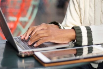 El programa comenzará en septiembre de 2025 con empleados de agencias clave como ACS, DSS y Nycha, antes de expandirse a todos los trabajadores municipales