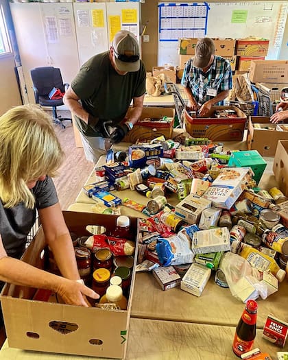 El programa Conexión Comunitaria de Alimentos ofrece tanto alimentos no preparados para llevar a casa como comidas calientes listas para consumir