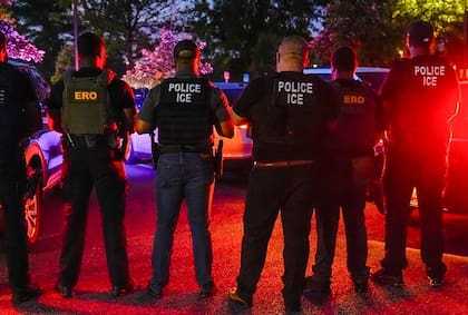 El Programa contra Extranjeros Delincuentes (CAP, por sus siglas en inglés) apoya a la Oficina de Detención y Deportación (ERO)