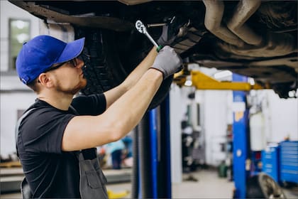 El programa de Abbott en Texas otorgará subvenciones para la formación en empleos de alta demanda, como el de técnico automotriz