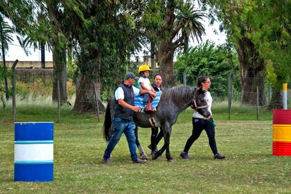 El programa de equinoterapia de la Unidad 10 se llama "Libres para Montar" y también se aplica en tratamientos de internos con problemas psiquiátricos de unidades penitenciarias de la zona
