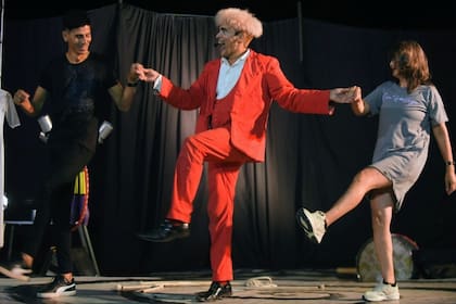 El programa de este año del Circo del Aire se divide entre la potencia física y la armonía estética, en una puesta que remite visualmente a la atmósfera de La Strada (1954) de Federico Fellini