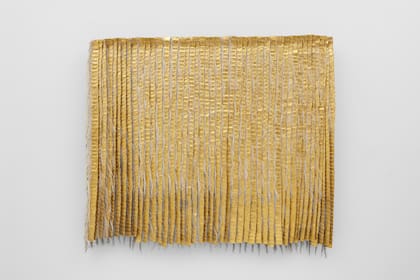 El programa de exposiciones 2026 arranca con una gran antológica de Olga de Amaral, que incluirá "Alquimia XXVII_001_", (cortesía, Lisson Gallery)