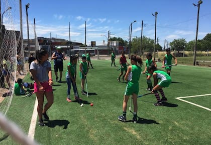 Hockey sobre pasto sintético. El club tiene cinco canchas más y una de básquet