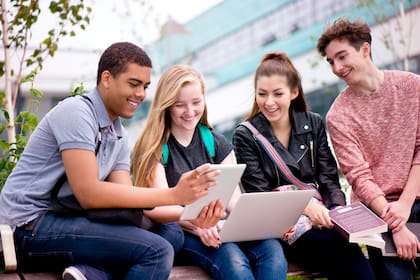 El programa de matrícula reducida en San Diego es un gran avance en términos de equidad educativa, y promete beneficiar a numerosos estudiantes binacionales en los próximos años (Foto Canva)