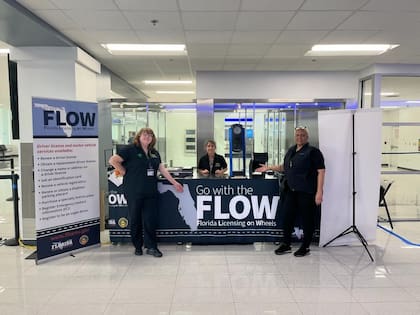 El programa Florida Licensing on Wheels (FLOW) del Departamento de Seguridad Vial y Vehículos Motorizados de Florida es una parte integral de la iniciativa de extensión comunitaria y ofrece oficinas móviles