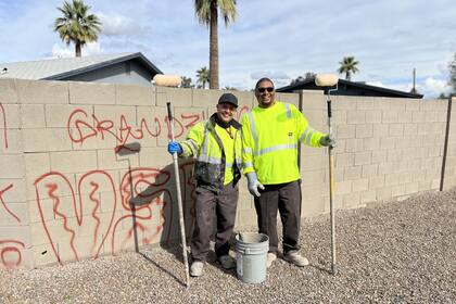 El programa Graffiti Busters fue creado para cubrir los grafitis, disminuir las probabilidades de que vuelvan a aparecer y mejorar la calidad de vida de los residentes (@CityofPhoenixAZ/X)