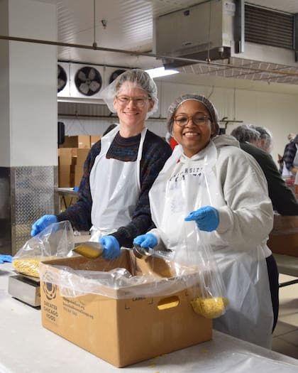 El programa Greater Chicago Food Depository ofrece ayuda alimenticia para quienes más lo necesitan en Chicago (Instagram/@fooddepository)